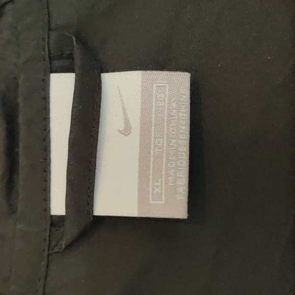 Nike lightweight, black packable running top with hood XL - Picture 2 of 11